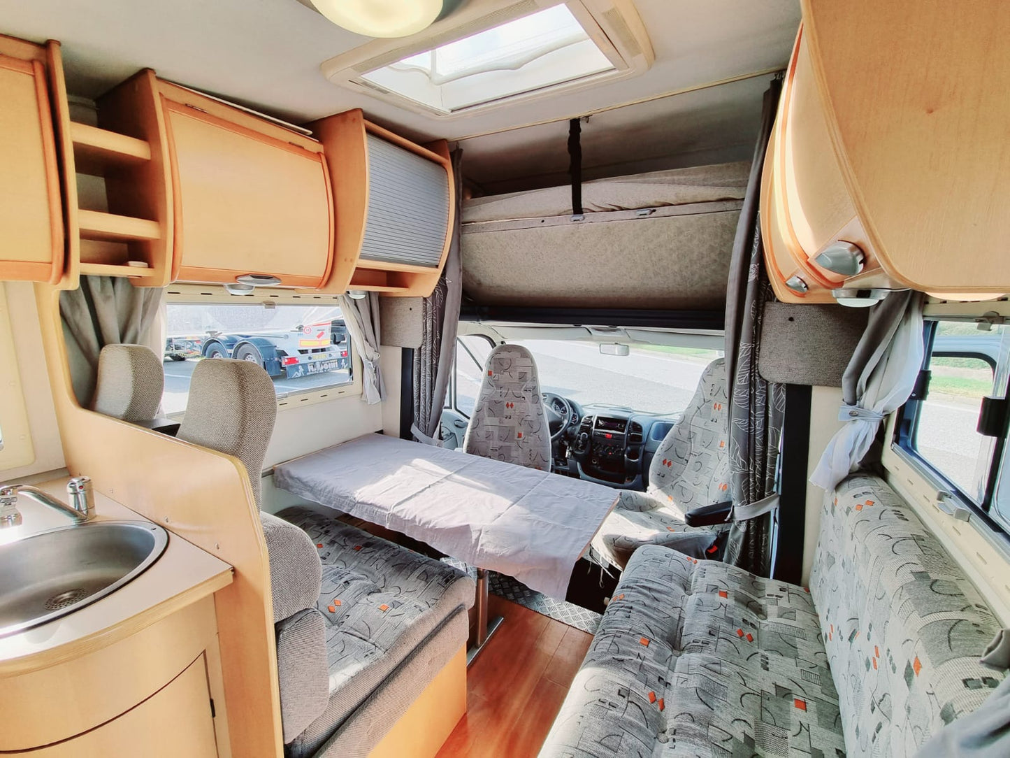 AUTOCARAVANAS EN VENTA EN TENERIFE CANARIAS CAMA SE LEVANTA ESPACIOSA 6 DPERSONAS VENTANA PANORAMICA SEGUNDA MANO COMPRAR CARAVANA