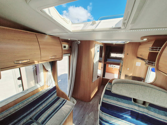 Interior amplio de autocaravana Rimor Superbrig 675 en venta en Tenerife, con claraboya y diseño moderno.