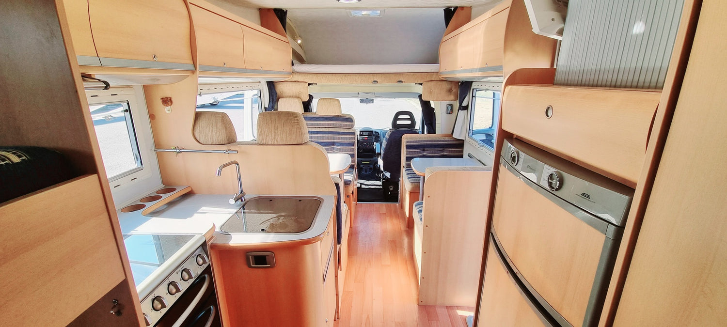 CARAVANA COCINA NEVERA GRANDE TRIVALENTE DOBLE SALON GRANDE SOFA