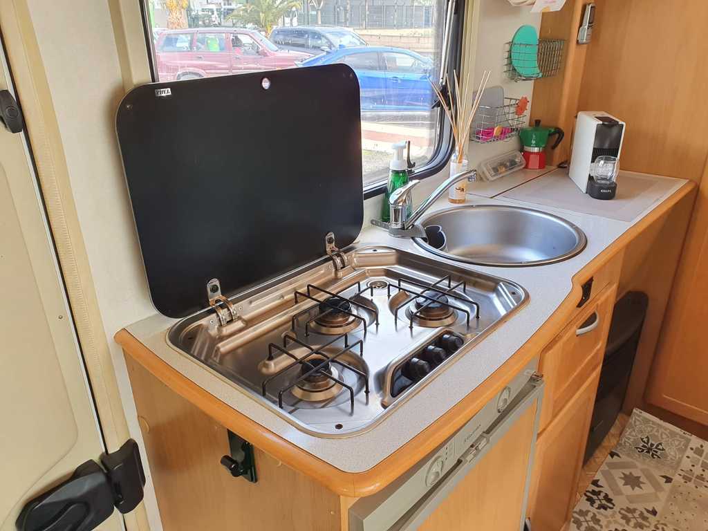 AUTOCARAVANA_DE_SEGUNDA_MANO_TENERIFE_MCLOUIS_BARATA_PEQUENA_EN_CANARIAS_TENERIFE_LAS_PALMAS_GRAN_CANARIA_MILANUNCIOS_FIAT_DUCATO_OCASION_AUTOCARAVANASDM_COCINA_NEVERA_ESTUFA