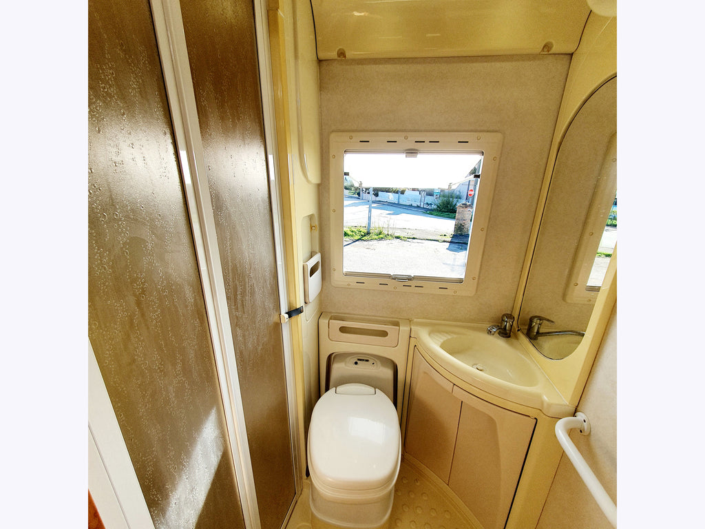 Autocaravana-autocaravanas-fiat-de-segunda-mano-en-canarias-tenerife-2-mano-arure-furgoneta-gran-canaria-las-palmas-fuerteventura-lanzarote-lavabo-ducha-separada-mampara-baño-quimico