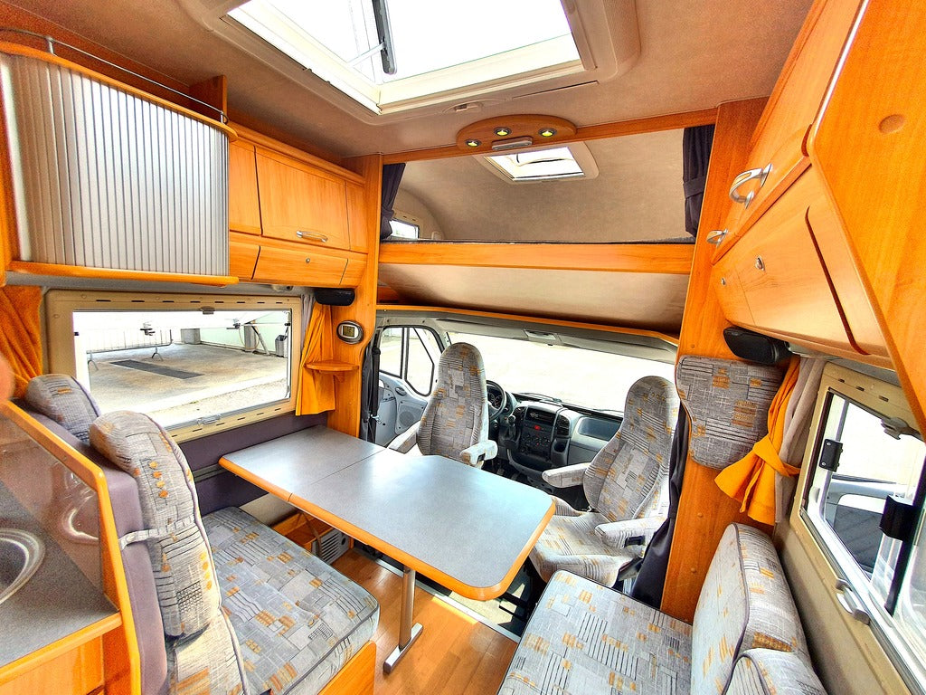 autocaravanas_autocaravana_segunda_mano_ocasion_norte_precio_de_lujo_en_canarias_tenerife_fiat_ducato_adria_adriatik_arure_gran_canaria_las_palmas_oportunidad_adria_autocaravanasdm_canarias_mesa_asientos_capuchina_claraboya