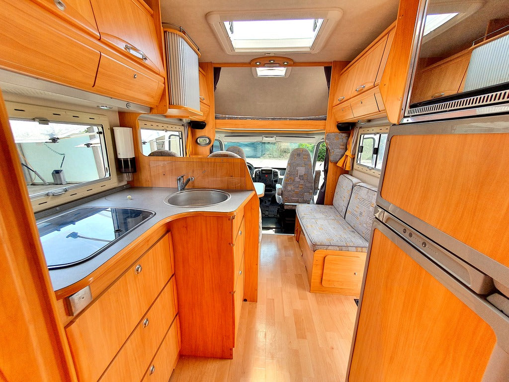 autocaravanas_autocaravana_segunda_mano_ocasion_norte_precio_de_lujo_en_canarias_tenerife_fiat_ducato_adria_adriatik_arure_gran_canaria_las_palmas_oportunidad_adria_autocaravanasdm_canarias_cocina_nevera_grande_horno