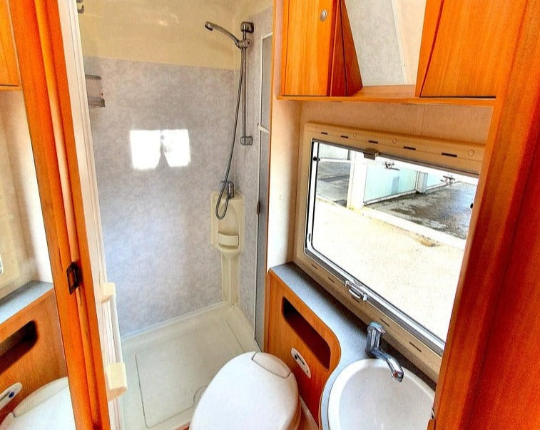 autocaravanas_autocaravana_segunda_mano_ocasion_norte_precio_de_lujo_en_canarias_tenerife_fiat_ducato_adria_adriatik_arure_gran_canaria_las_palmas_oportunidad_adria_autocaravanasdm_canarias_lavabo_mampara_ducha_separada